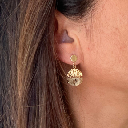 CHICA GAÜCHA - Boucles d'oreilles NOA - Pendentif rond bi-matière en métal texturé & pierre naturelle de jaspe beige