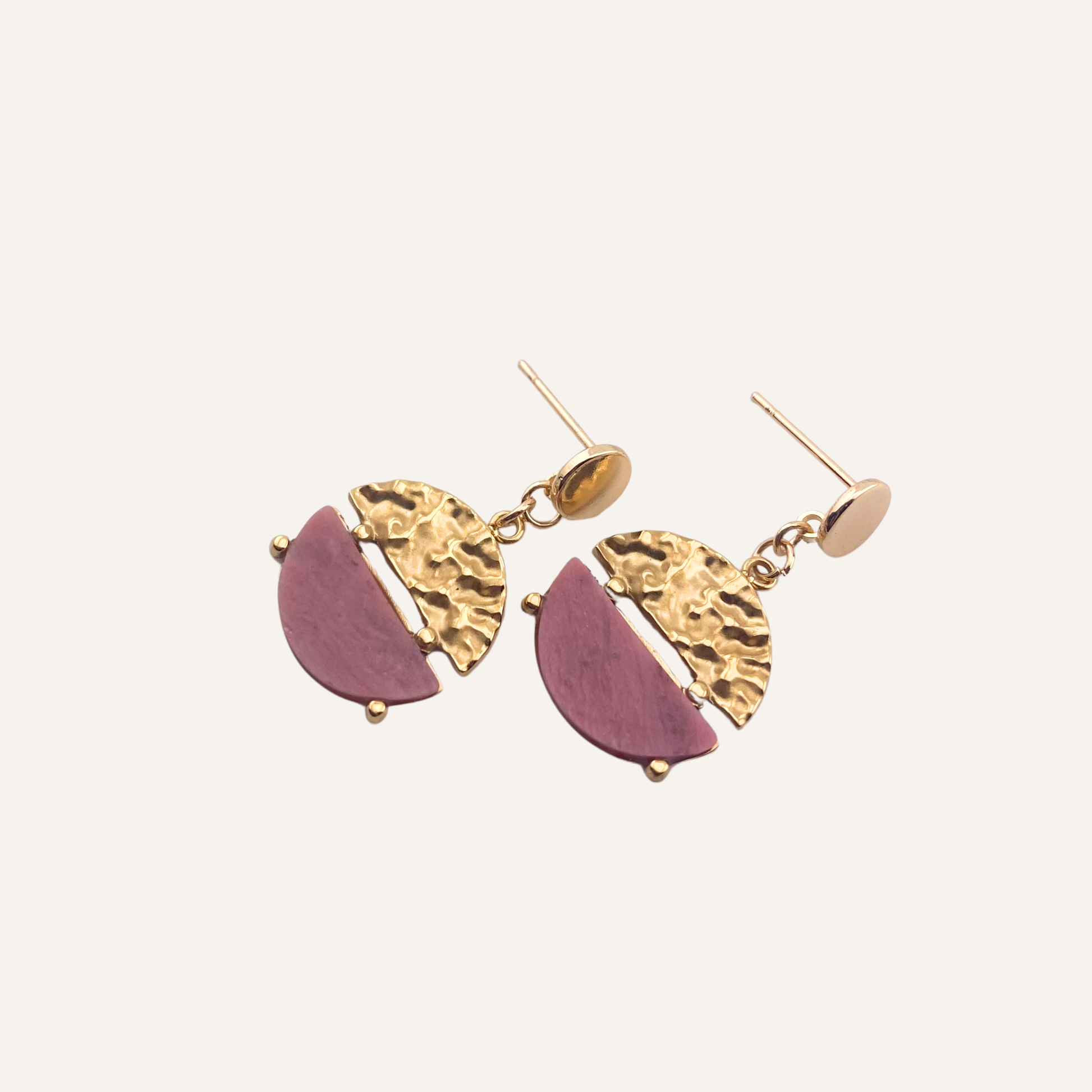 CHICA GAÜCHA - Boucles d'oreilles NOA - Pendentif rond bi-matière en métal texturé & pierre naturelle de rhodonite