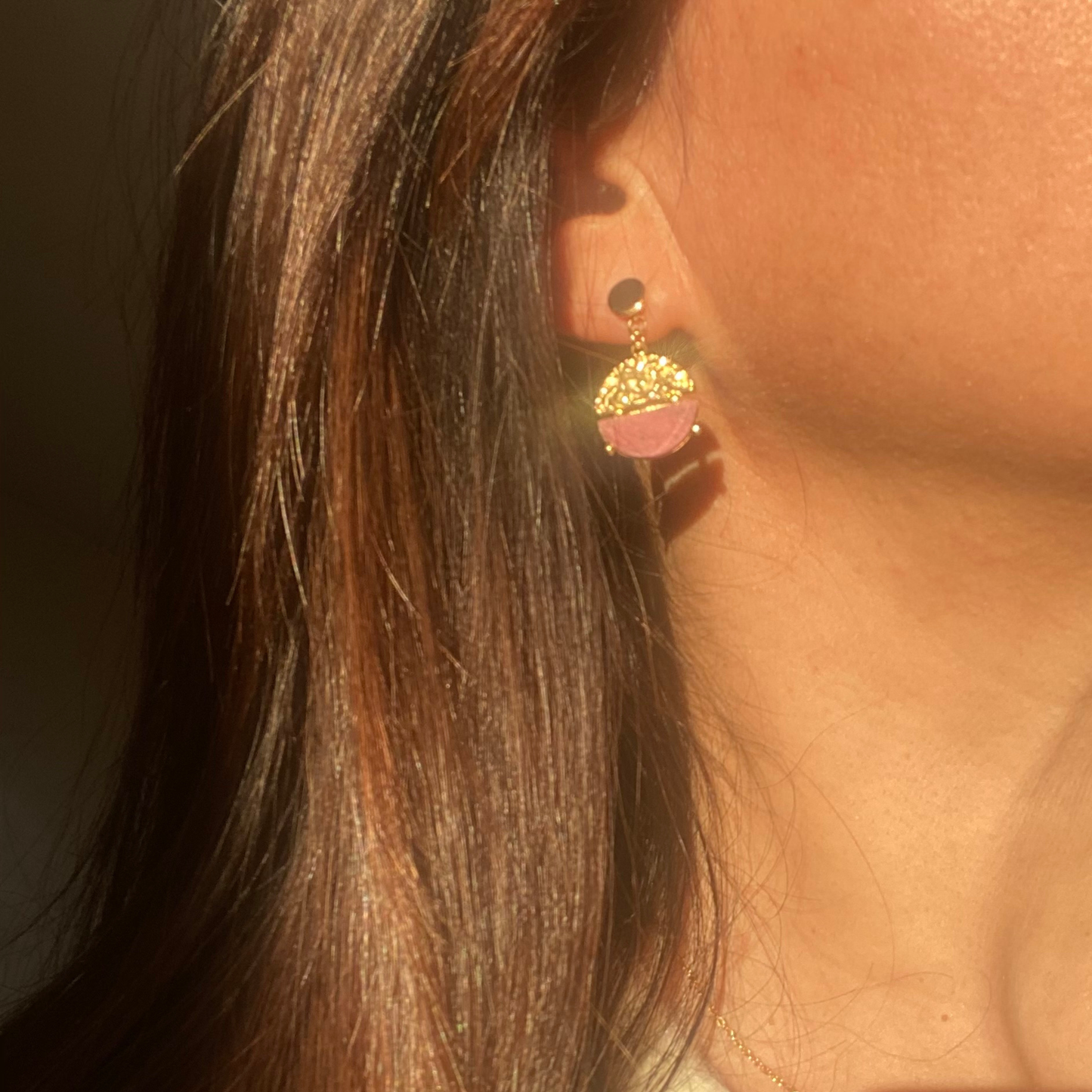 CHICA GAÜCHA - Boucles d'oreilles NOA - Pendentif rond bi-matière en métal texturé & pierre naturelle de rhodonite