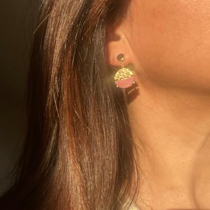 CHICA GAÜCHA - Boucles d'oreilles NOA - Pendentif rond bi-matière en métal texturé & pierre naturelle de rhodonite