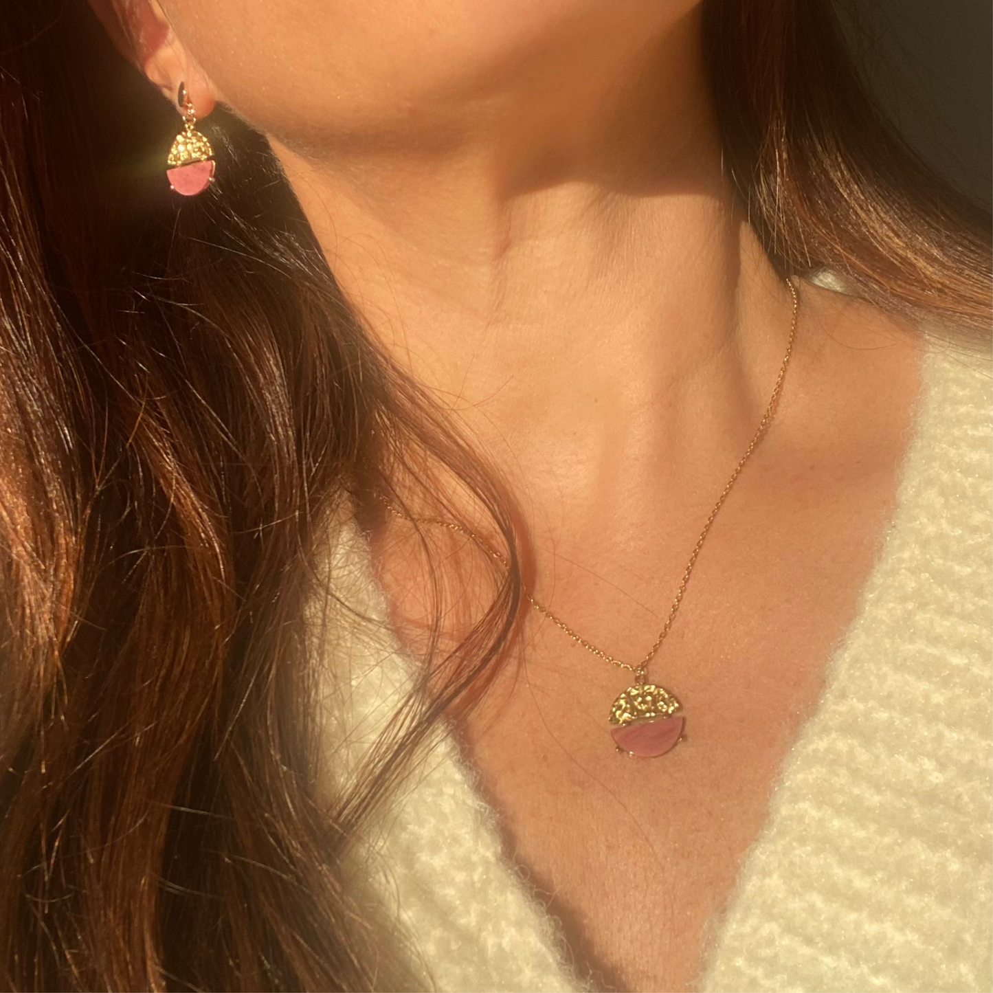 CHICA GAÜCHA - Boucles d'oreilles NOA - Pendentif rond bi-matière en métal texturé & pierre naturelle de rhodonite