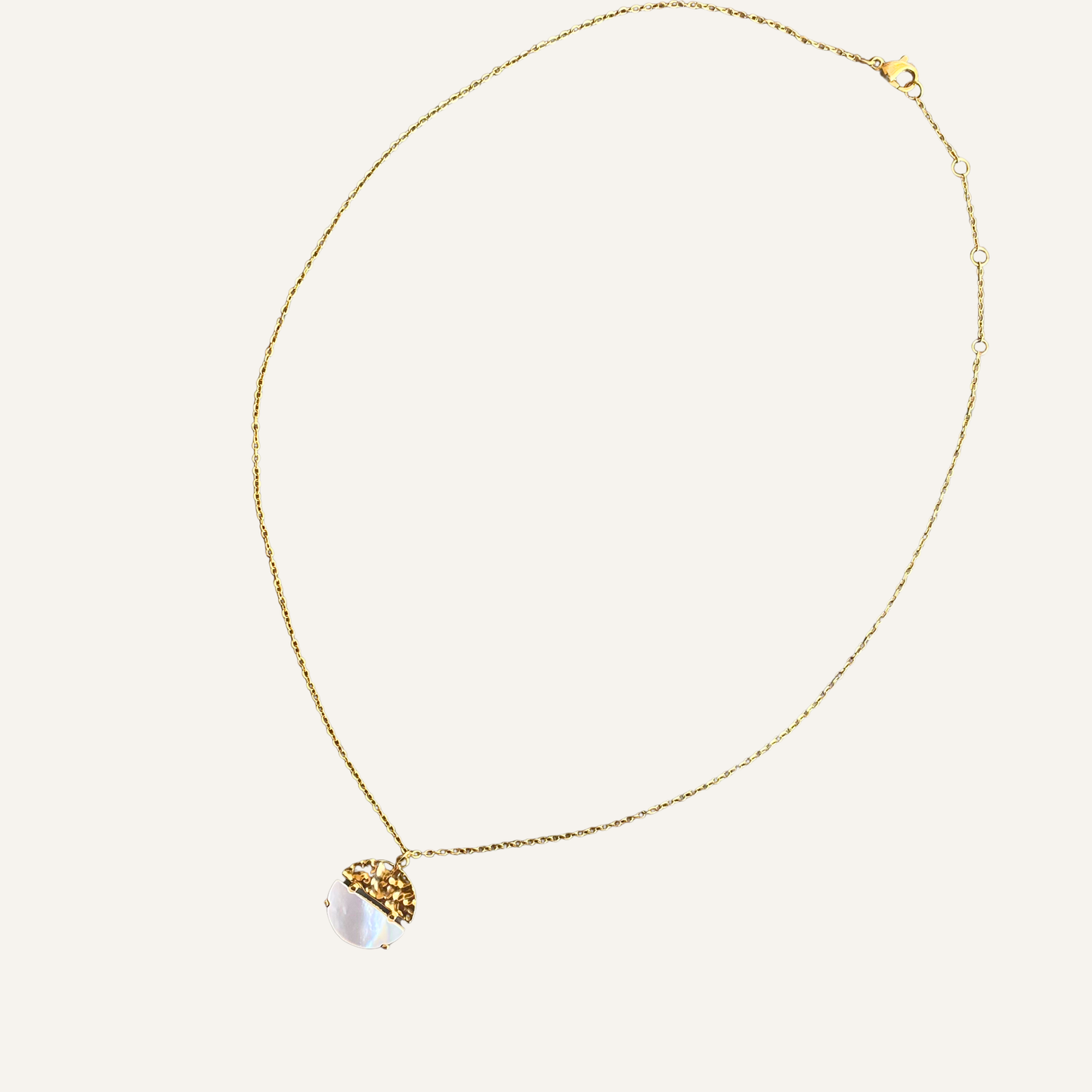 CHICA GAÜCHA - Collier NOA - Pendentif rond bi-matière en métal texturé & nacre
