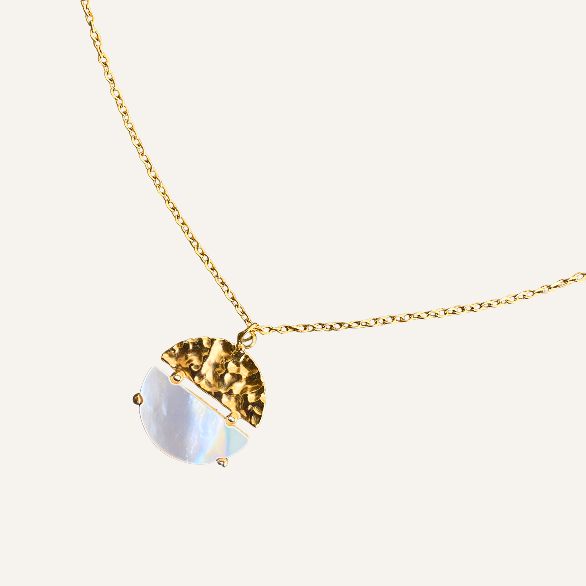 CHICA GAÜCHA - Collier NOA - Pendentif rond bi-matière en métal texturé & nacre