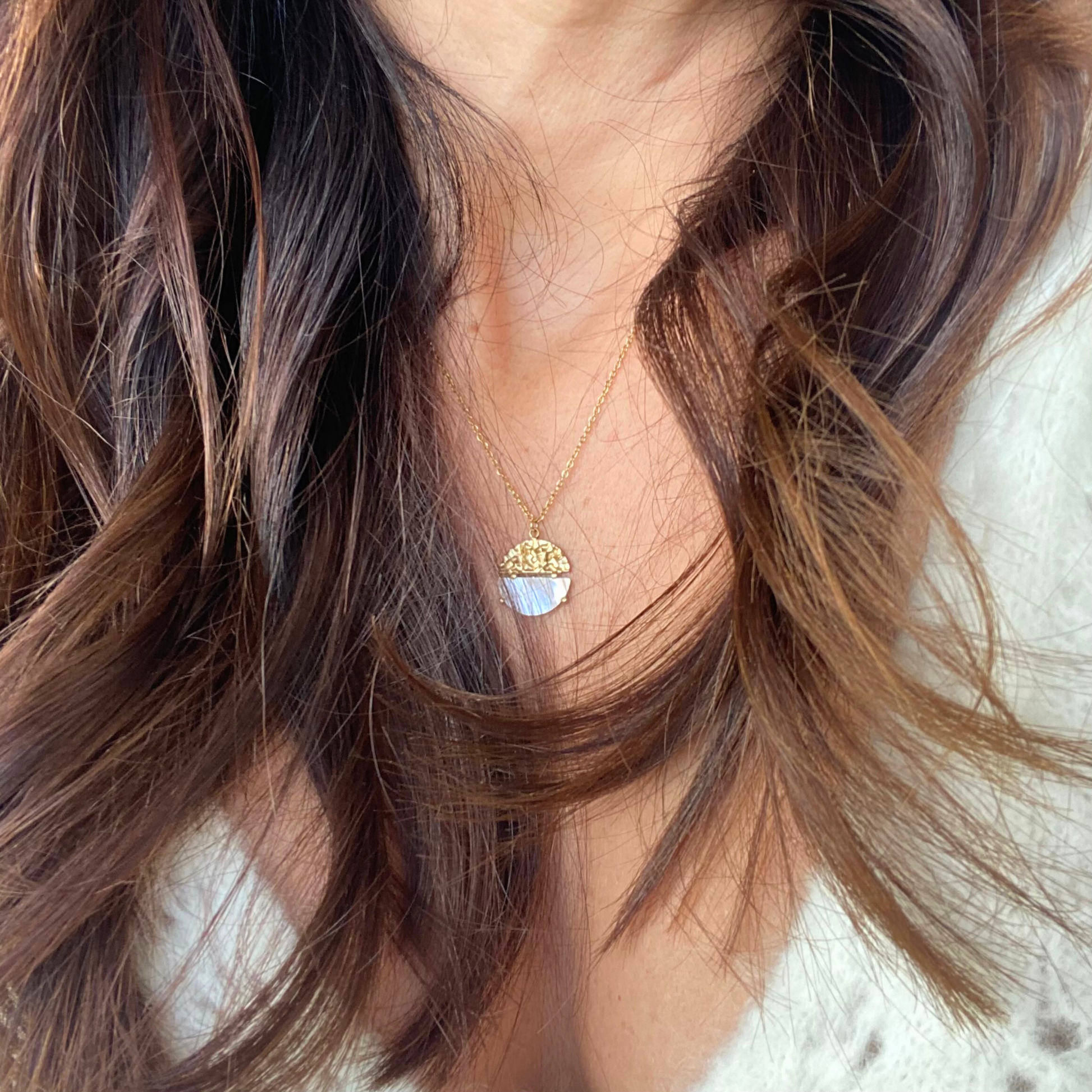 CHICA GAÜCHA - Collier NOA - Pendentif rond bi-matière en métal texturé & nacre