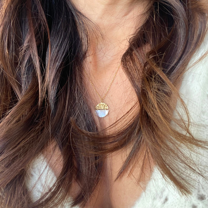 CHICA GAÜCHA - Collier NOA - Pendentif rond bi-matière en métal texturé & nacre