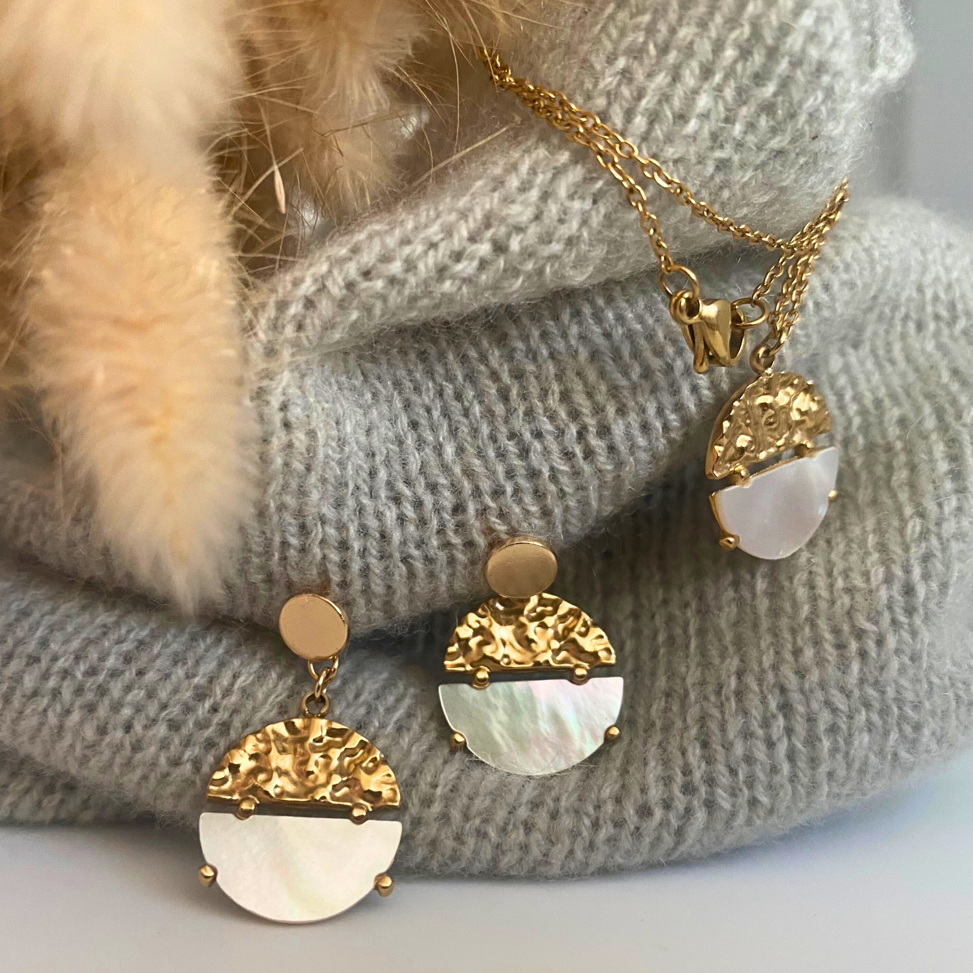 CHICA GAÜCHA - Collier NOA - Pendentif rond bi-matière en métal texturé & nacre