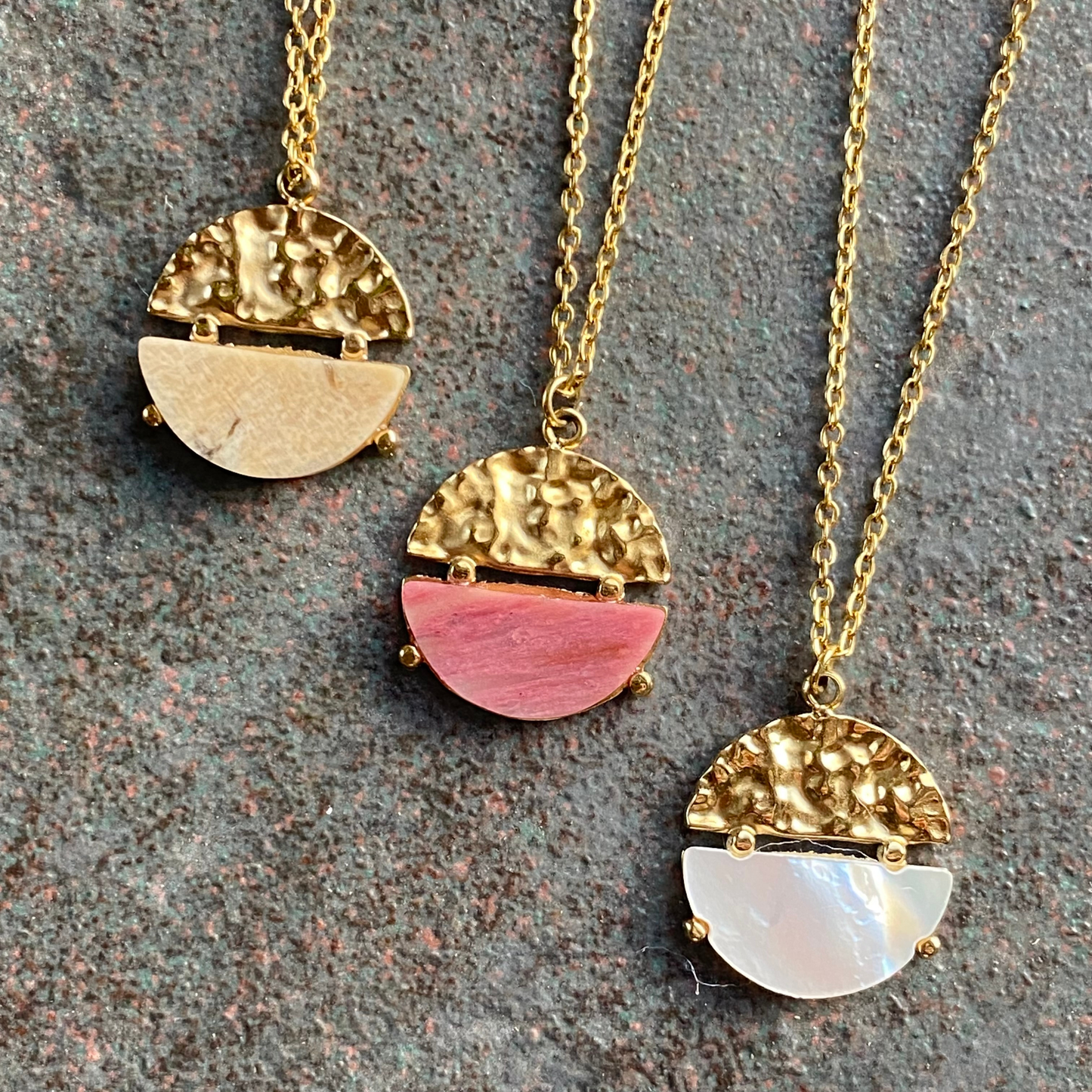 CHICA GAÜCHA - Collier NOA - Pendentif rond bi-matière en métal texturé & nacre