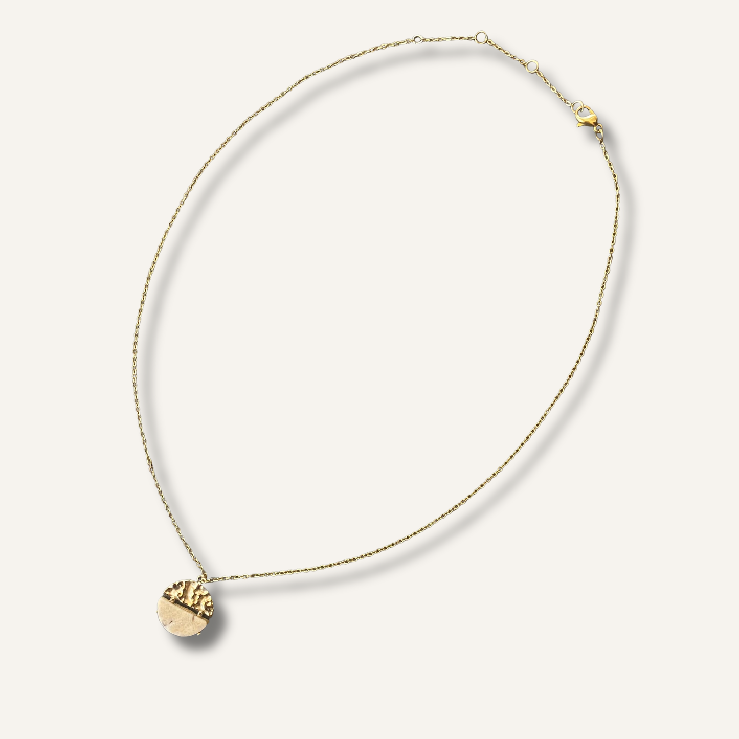 CHICA GAÜCHA - Collier NOA - Pendentif rond bi-matière en métal texturé & pierre naturelle de jaspe beige