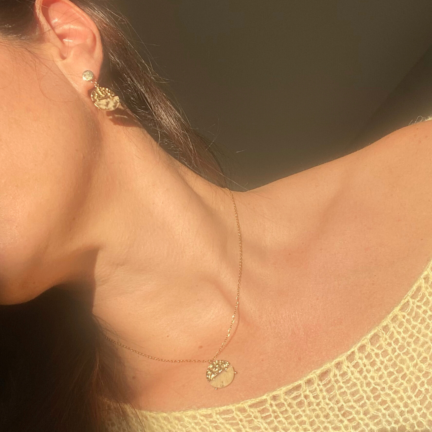 CHICA GAÜCHA - Collier NOA - Pendentif rond bi-matière en métal texturé & pierre naturelle de jaspe beige
