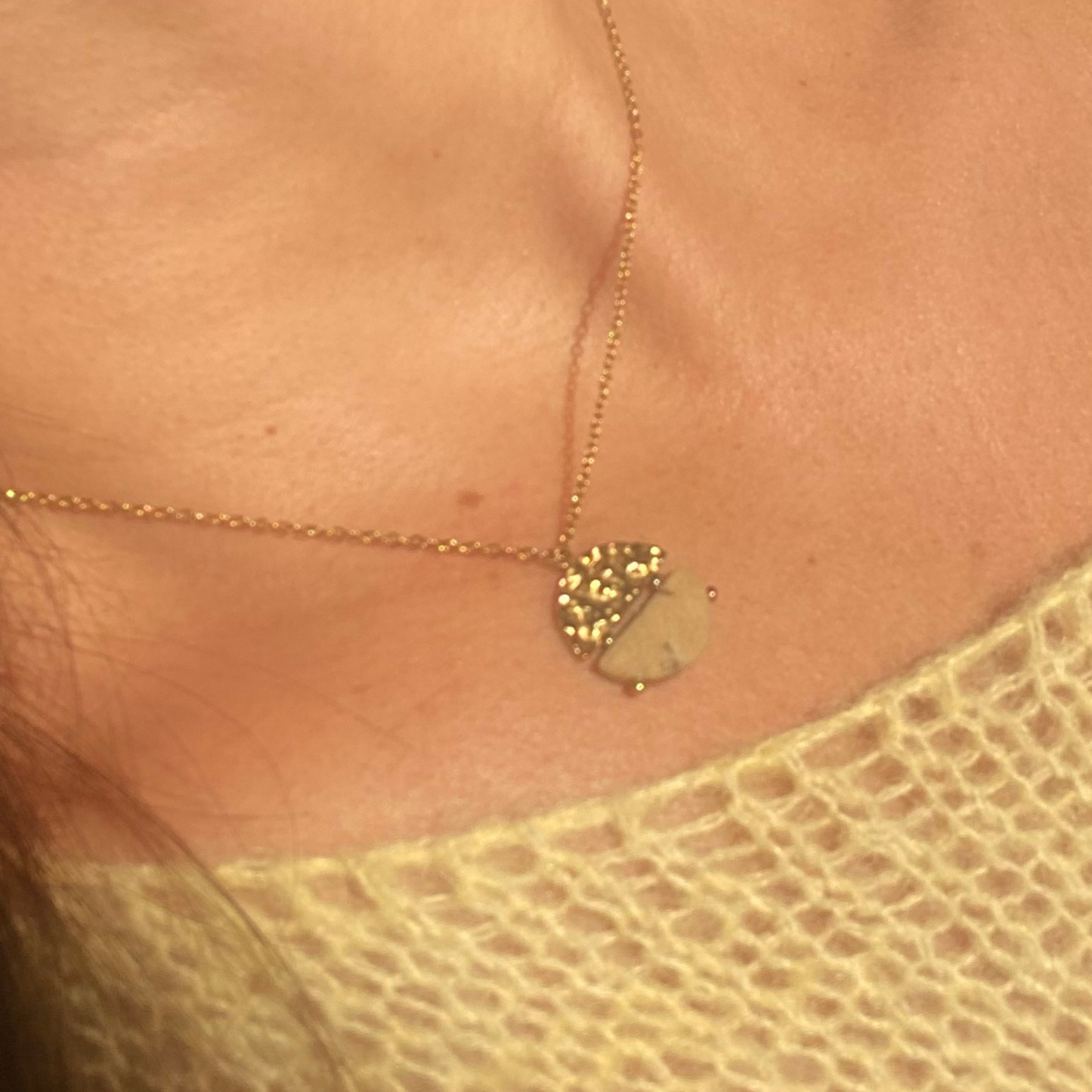 CHICA GAÜCHA - Collier NOA - Pendentif rond bi-matière en métal texturé & pierre naturelle de jaspe beige