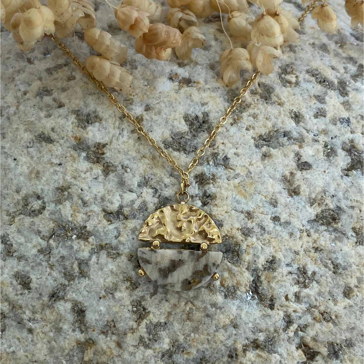 CHICA GAÜCHA - Collier NOA - Pendentif rond bi-matière en métal texturé & pierre naturelle de jaspe beige