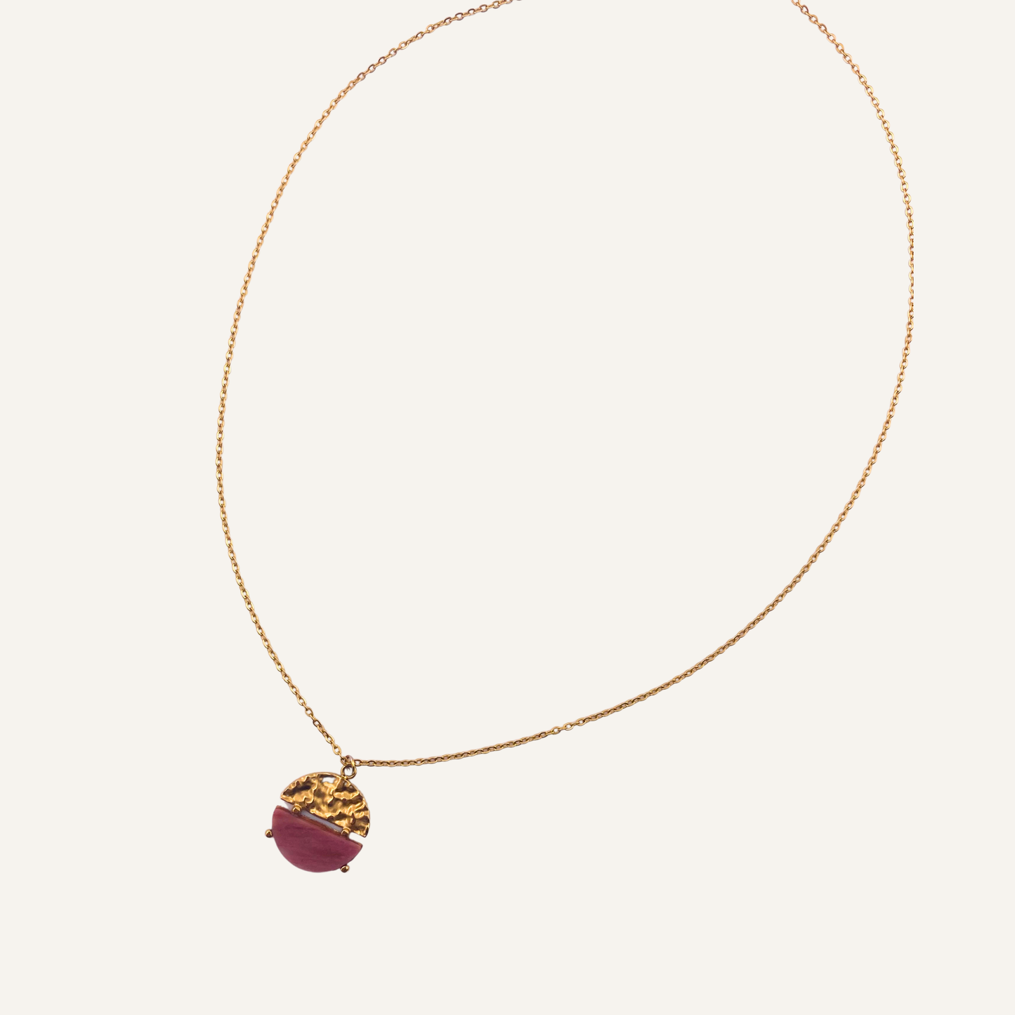 CHICA GAÜCHA - Collier NOA - Pendentif rond bi-matière en métal texturé & pierre naturelle de rhodonite