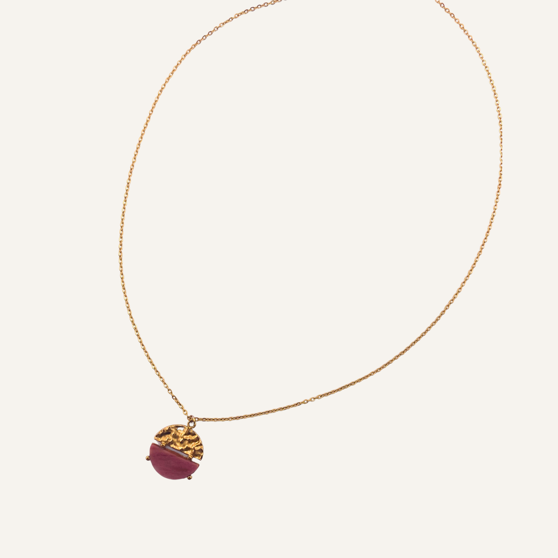 CHICA GAÜCHA - Collier NOA - Pendentif rond bi-matière en métal texturé & pierre naturelle de rhodonite