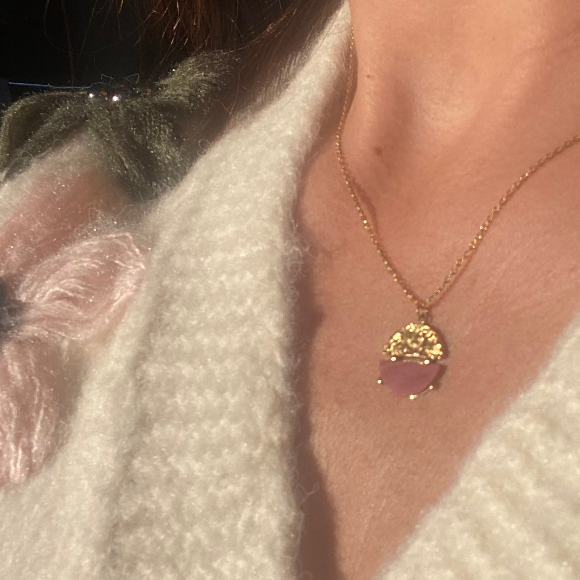 CHICA GAÜCHA - Collier NOA - Pendentif rond bi-matière en métal texturé & pierre naturelle de rhodonite
