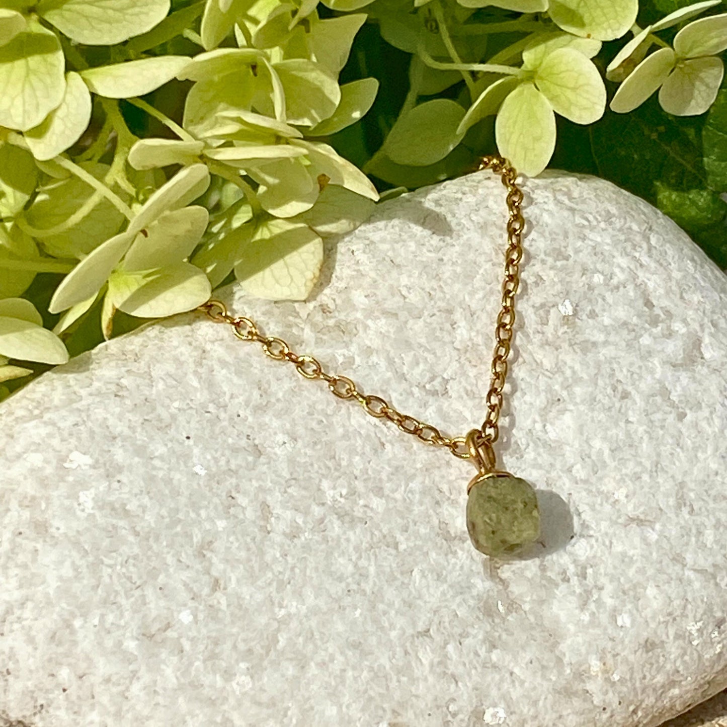 Chica gaücha -collier IRIS - pendentif en pierre naturelle de GRENAT VERT 