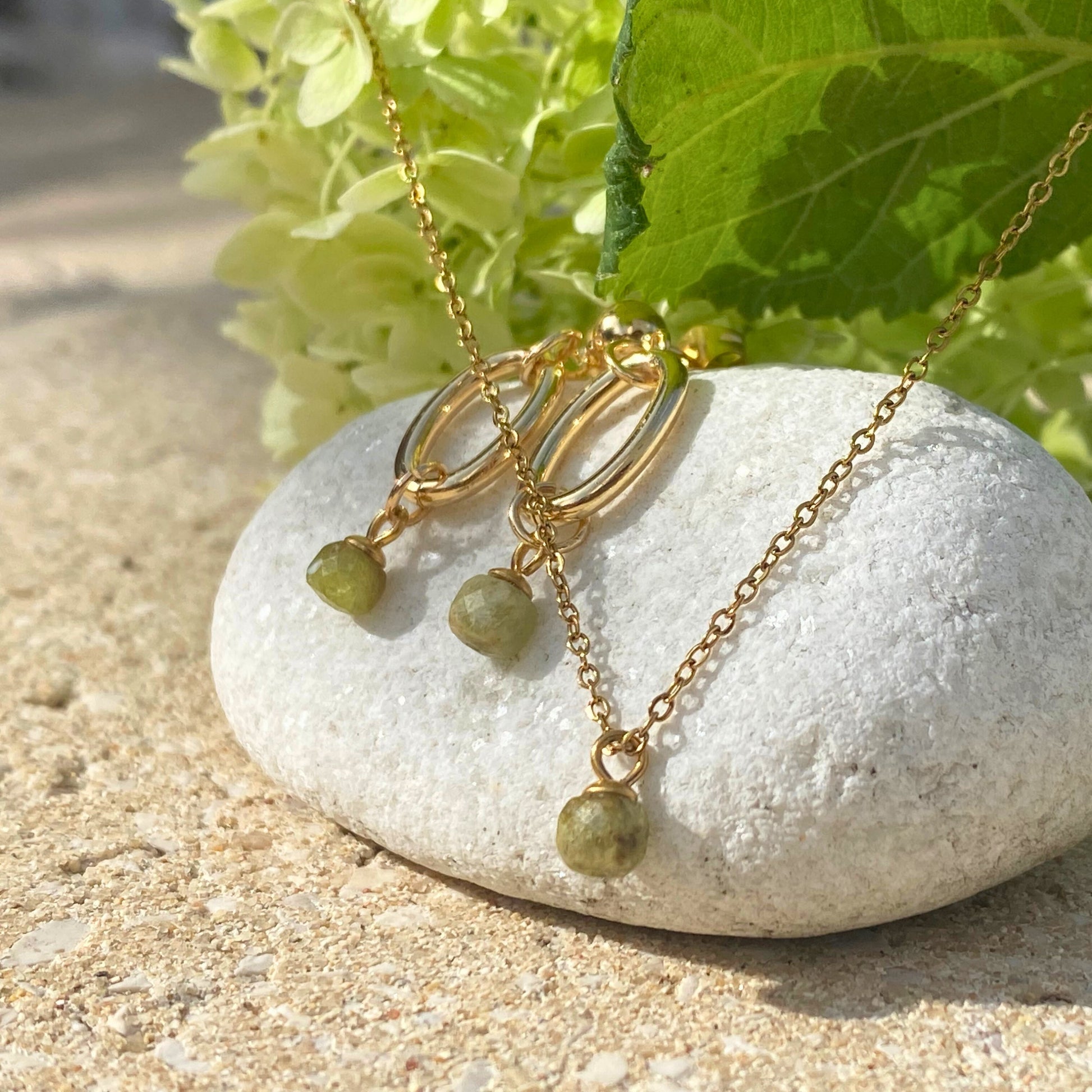 Chica gaücha -collier IRIS - pendentif en pierre naturelle de GRENAT VERT 