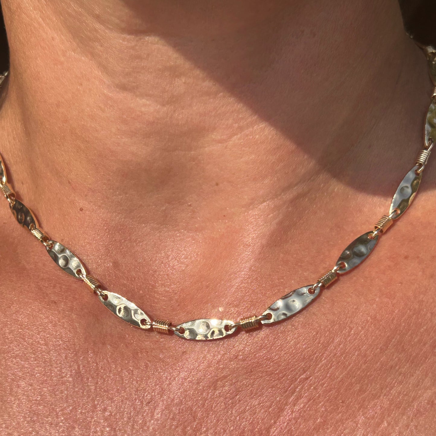Collier LUZ- chaine martelée en laiton doré à l'or fin 18K