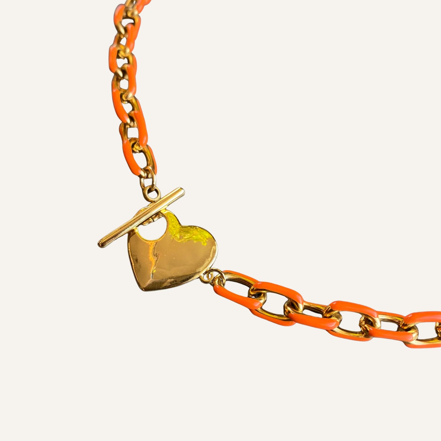 chica GaÜcha -Collier SAYEN- maillons orange émaillés & fermoir toggle coeur doré 