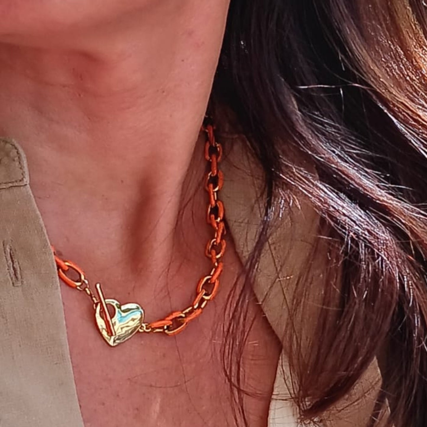 chica GaÜcha -Collier SAYEN- maillons orange émaillés & fermoir toggle coeur doré 