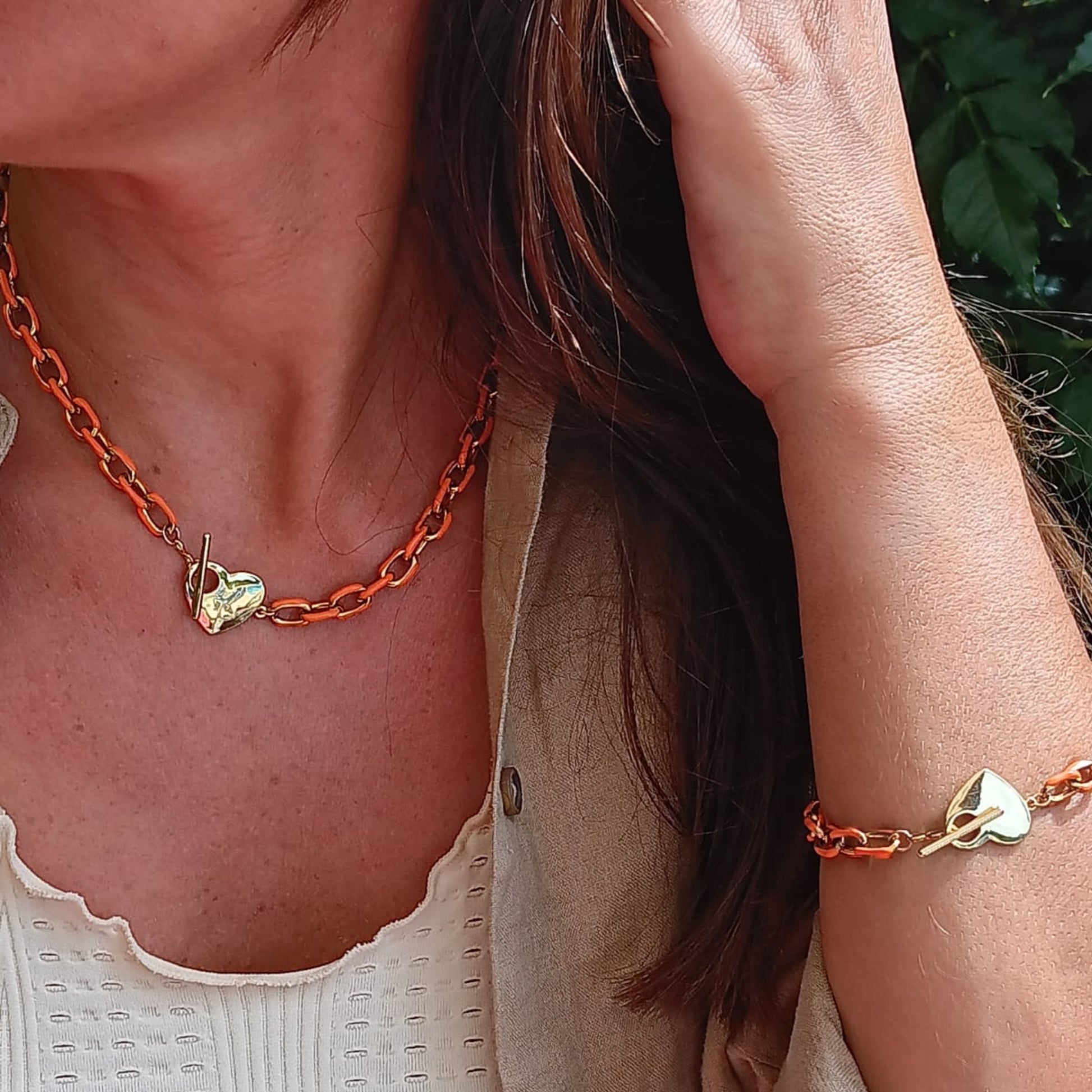 chica GaÜcha -Collier SAYEN- maillons orange émaillés & fermoir toggle coeur doré 