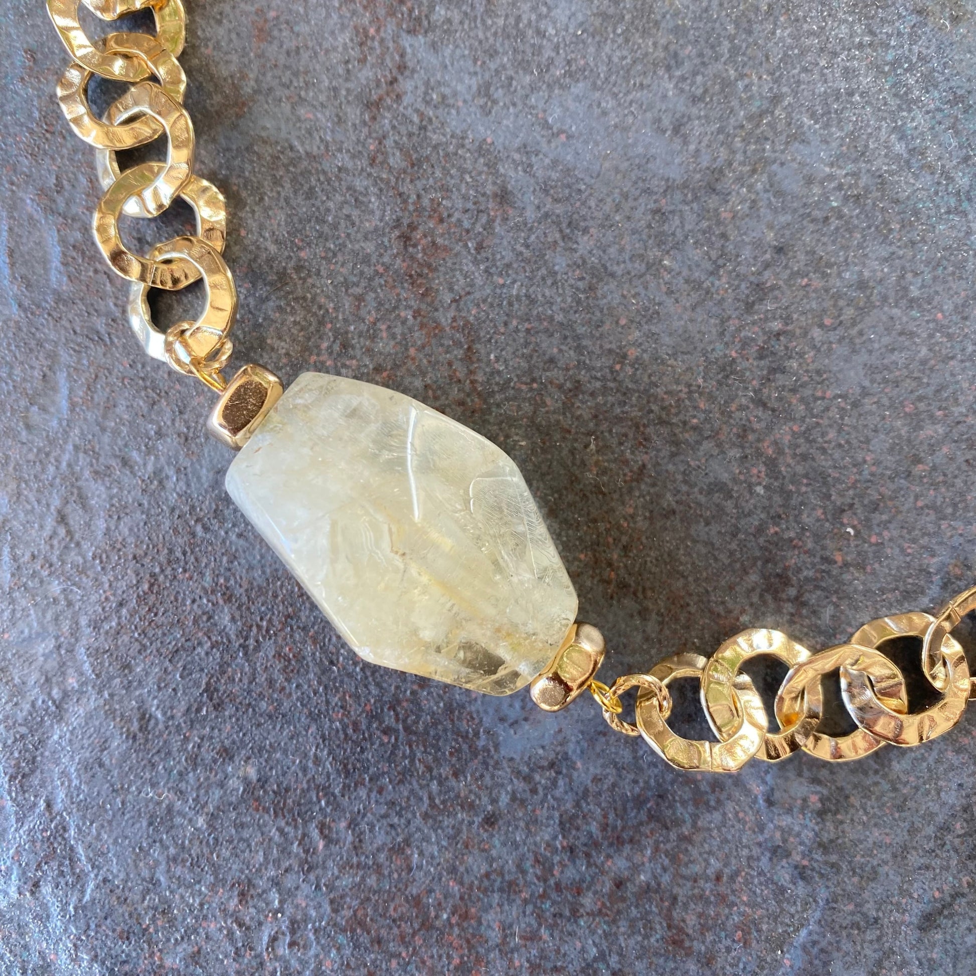 chica gaücha - collier anahi- citrine naturelle polie & chaine martelée dorée à l'or fin 18K