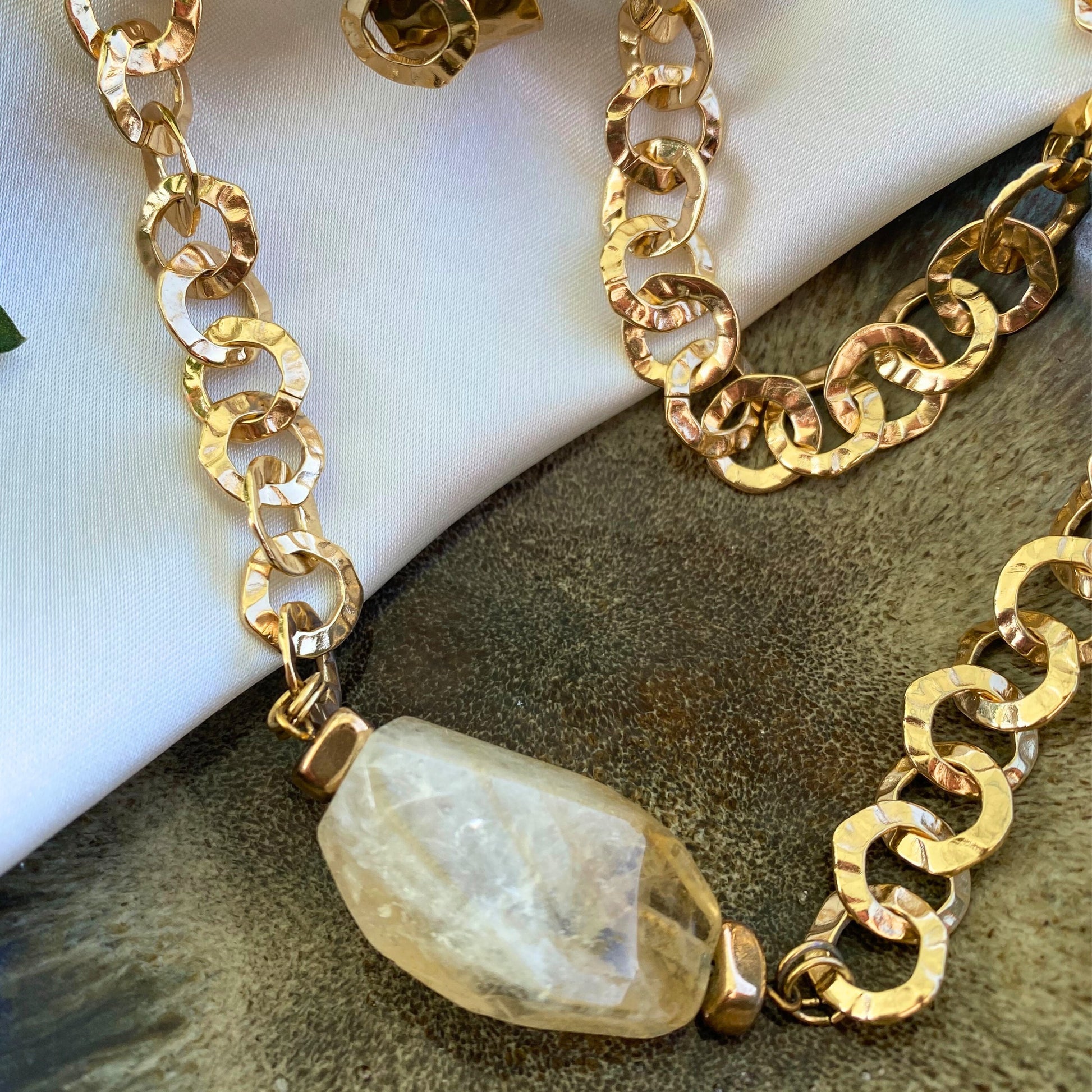 chica gaücha - collier anahi- citrine naturelle polie & chaine martelée dorée à l'or fin 18K