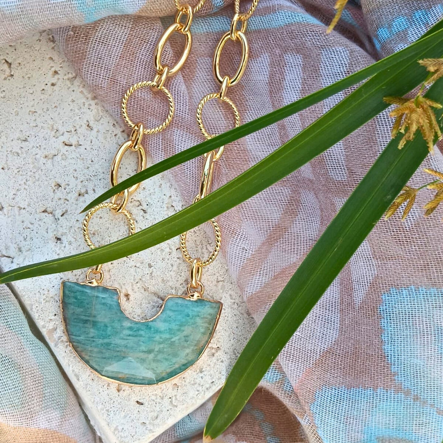 chica-gaücha-collier-aura-amazonite-chaine dorée à l'or fin 18K