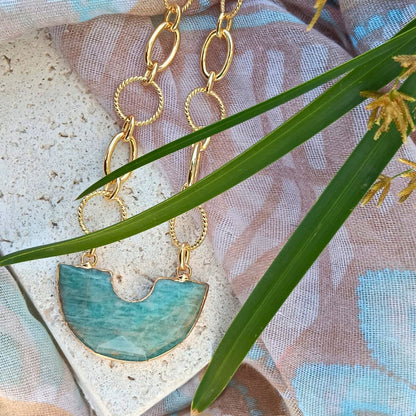 chica-gaücha-collier-aura-amazonite-chaine dorée à l'or fin 18K