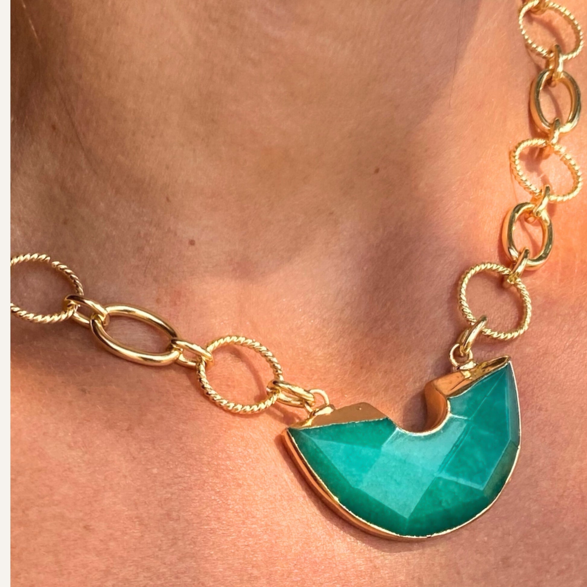 Chica-gaücha-collier aura - Quartz Vert et chaine dorée à l'or fin 18K