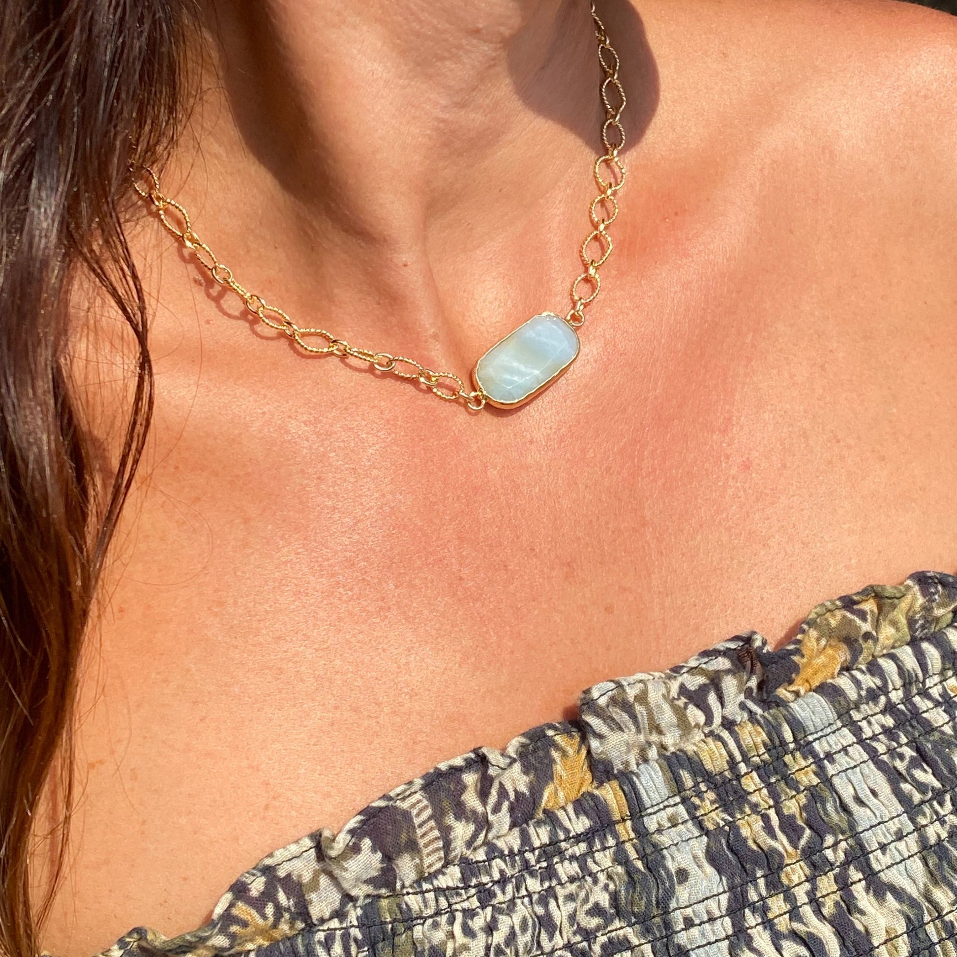 Collier KAYA - Amazonite sertie et polie & chaîne dorée à l'or fin 18K