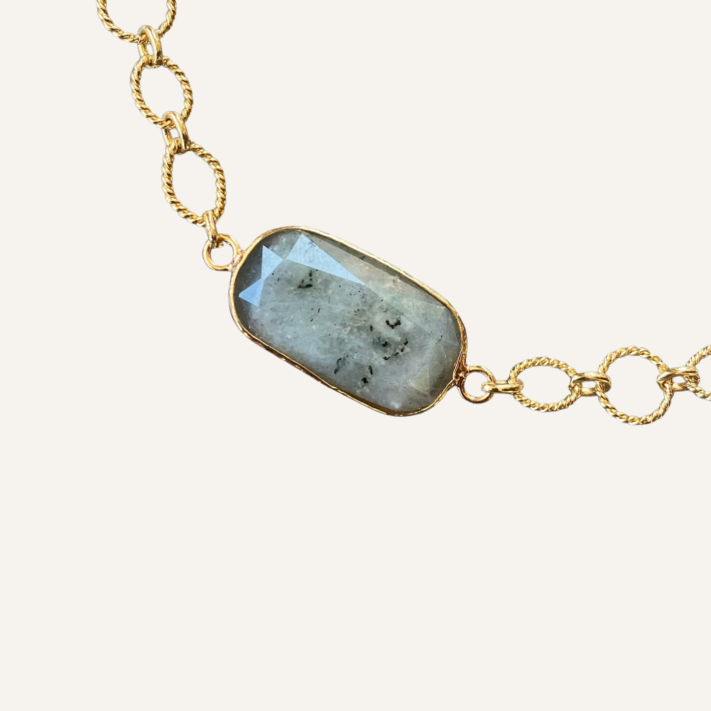 chica gaucha-Collier KAYA - labradorite naturelle polie et sertie sur chaîne dorée à l'or fin 18K 