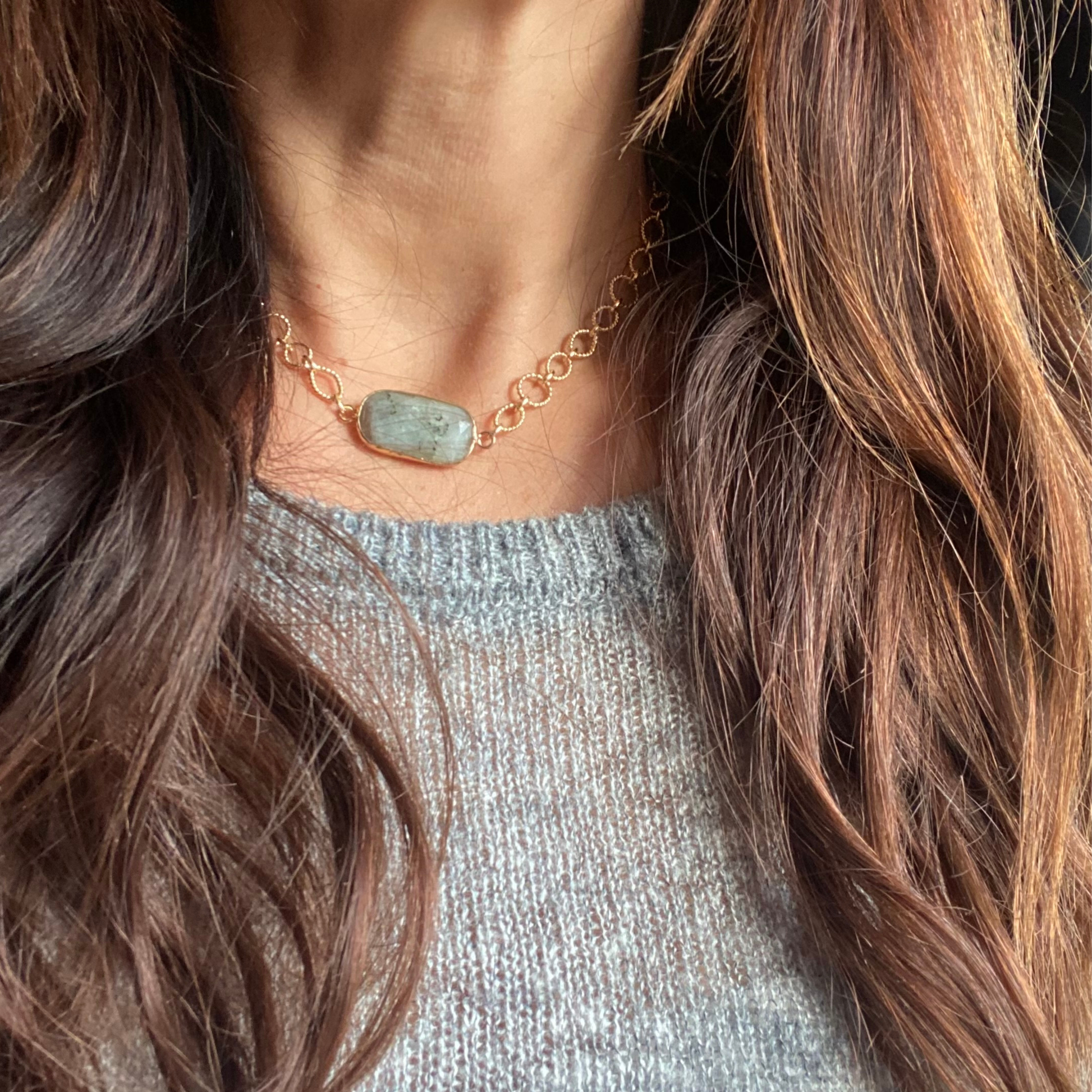 chica gaucha-Collier KAYA - labradorite naturelle polie et sertie sur chaîne dorée à l'or fin 18K 