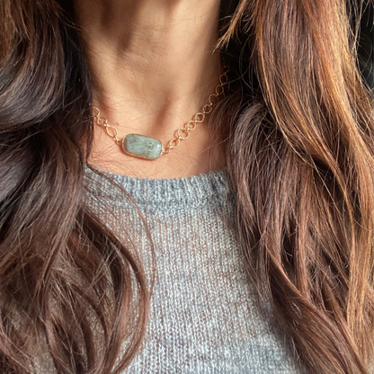 chica gaucha-Collier KAYA - labradorite naturelle polie et sertie sur chaîne dorée à l'or fin 18K 