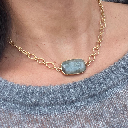 chica gaucha-Collier KAYA - labradorite naturelle polie et sertie sur chaîne dorée à l'or fin 18K 