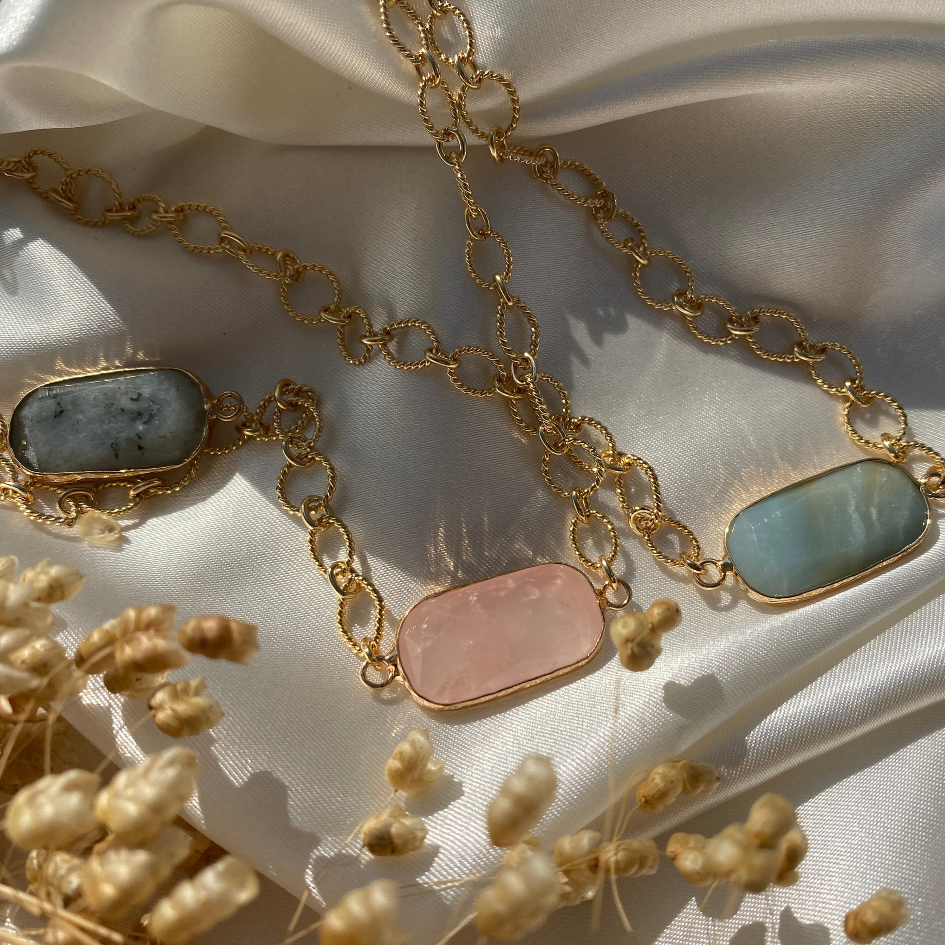 chica gaucha-Collier KAYA - labradorite naturelle polie et sertie sur chaîne dorée à l'or fin 18K 