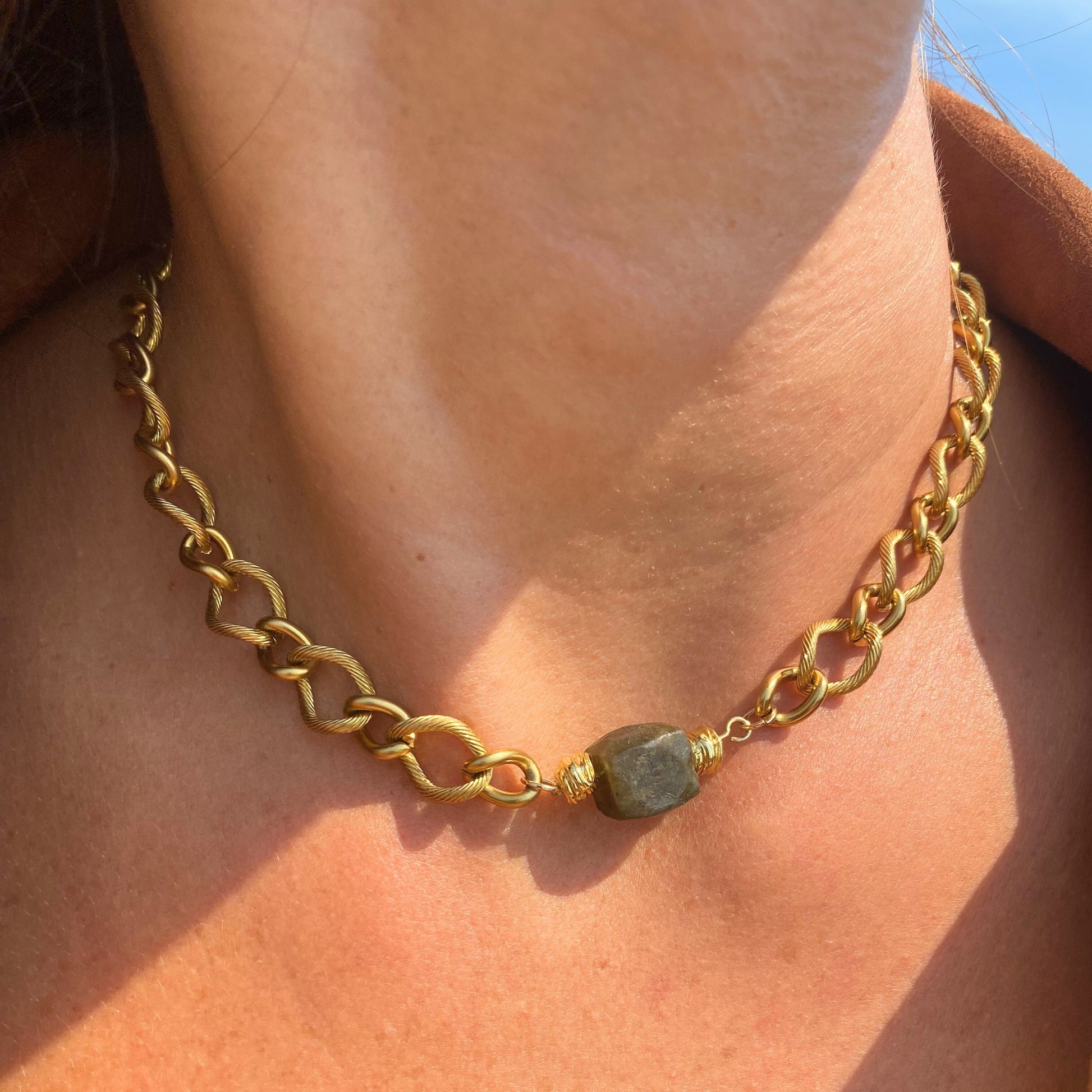 Collier MAPU - Perle cube en pierre naturelle de Labradorite brute & acier inoxydable doré