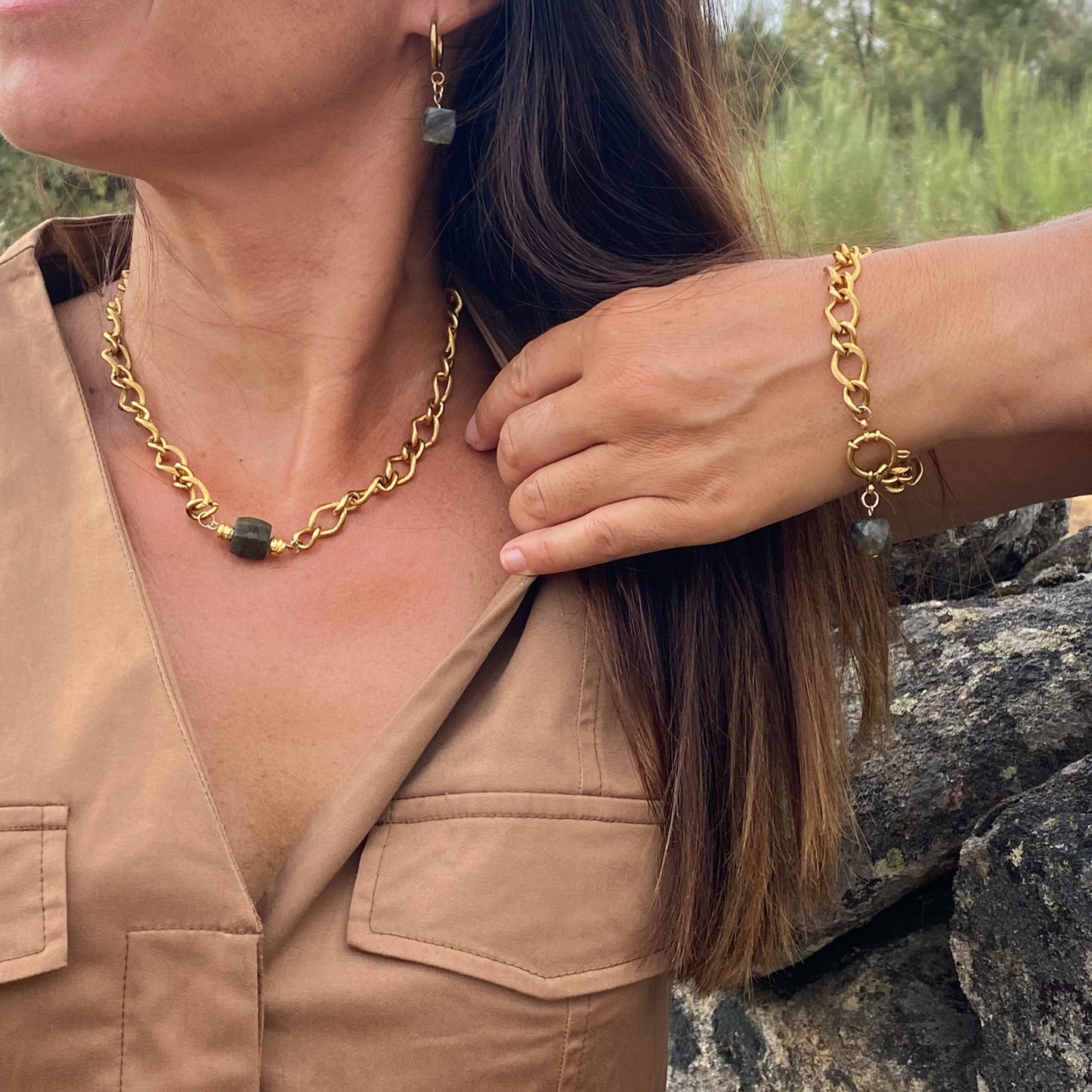 Collier MAPU - Perle cube en pierre naturelle de Labradorite brute & acier inoxydable doré