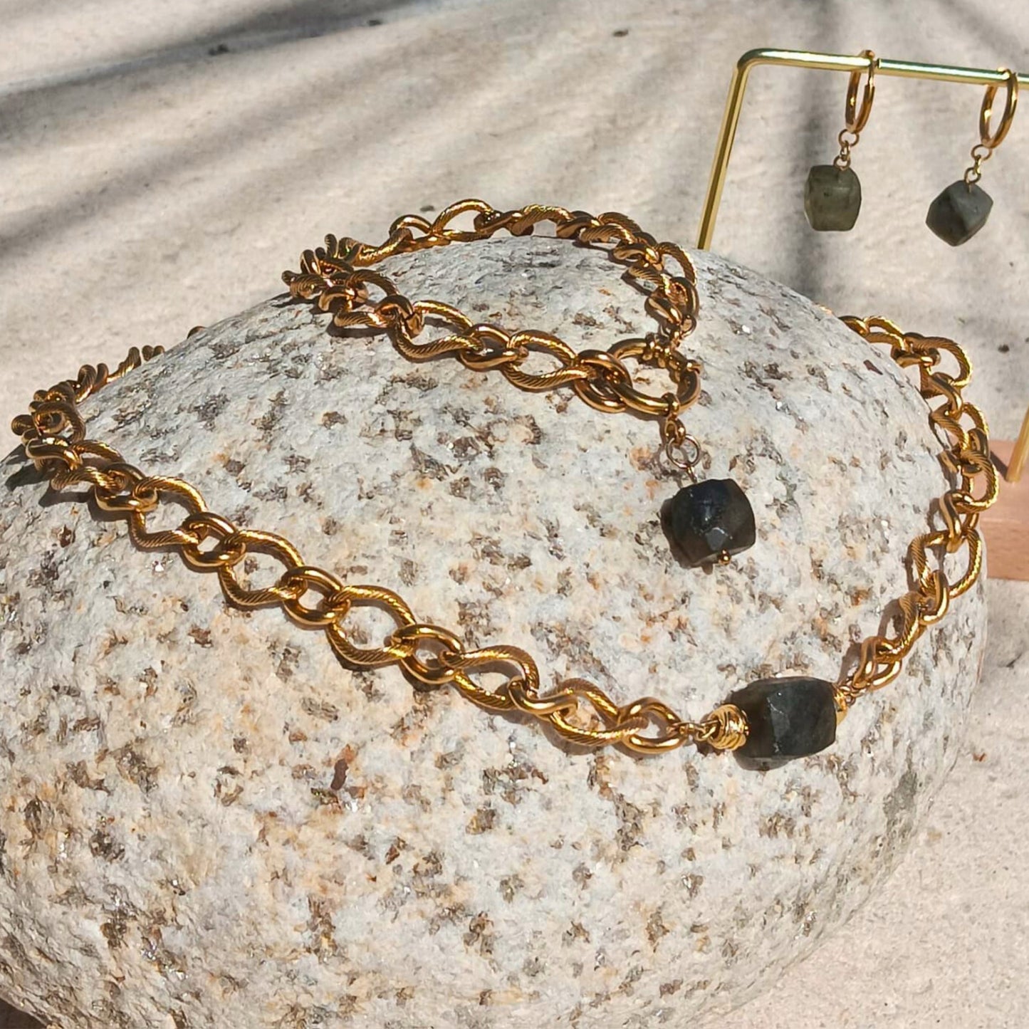 Collier MAPU - Perle cube en pierre naturelle de Labradorite brute & acier inoxydable doré