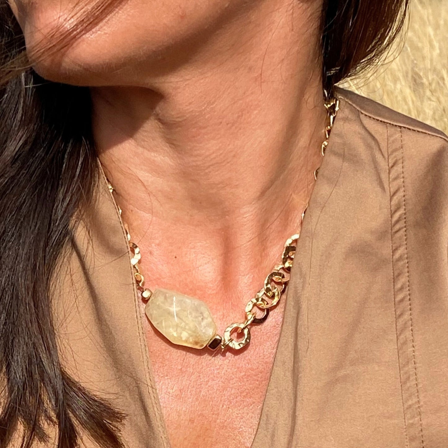 chica gaücha - collier anahi- citrine naturelle polie & chaine martelée dorée à l'or fin 18K