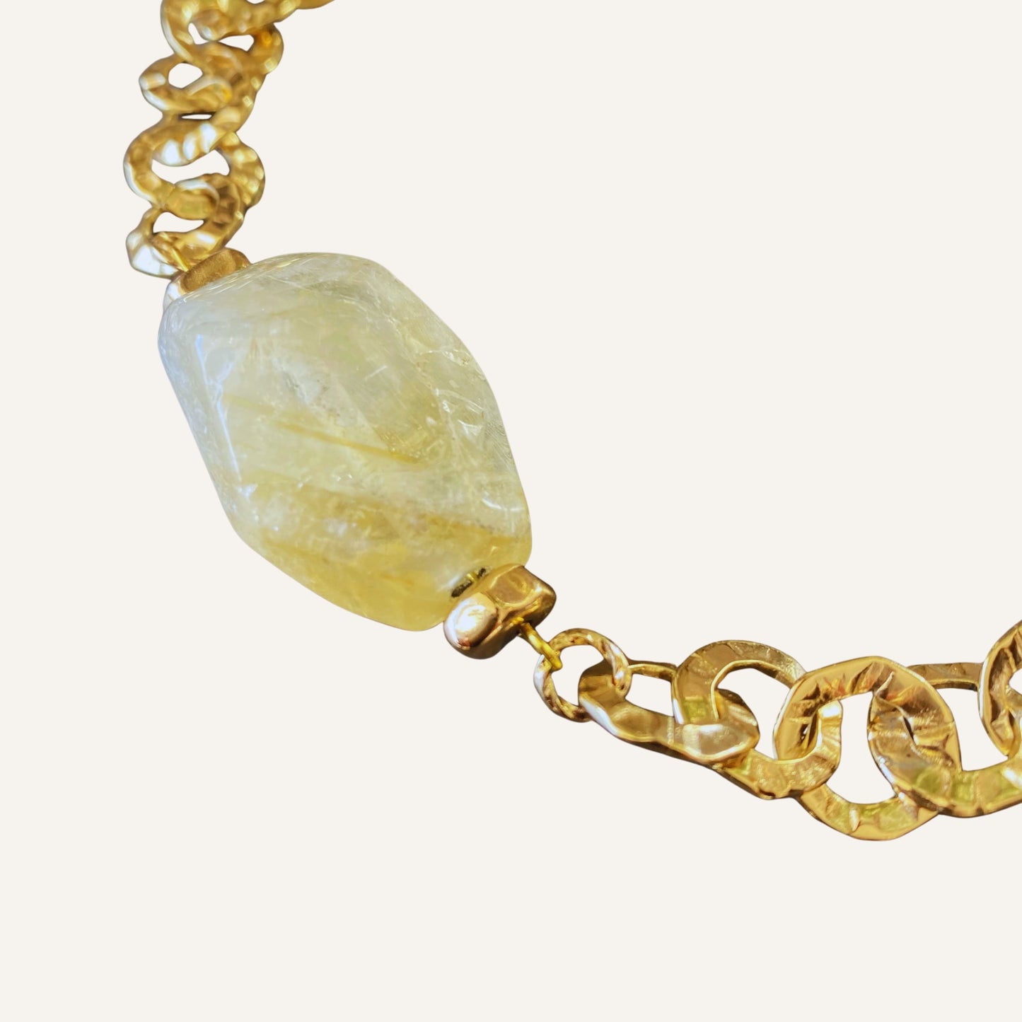 chica gaücha - collier anahi- citrine naturelle polie & chaine martelée dorée à l'or fin 18K