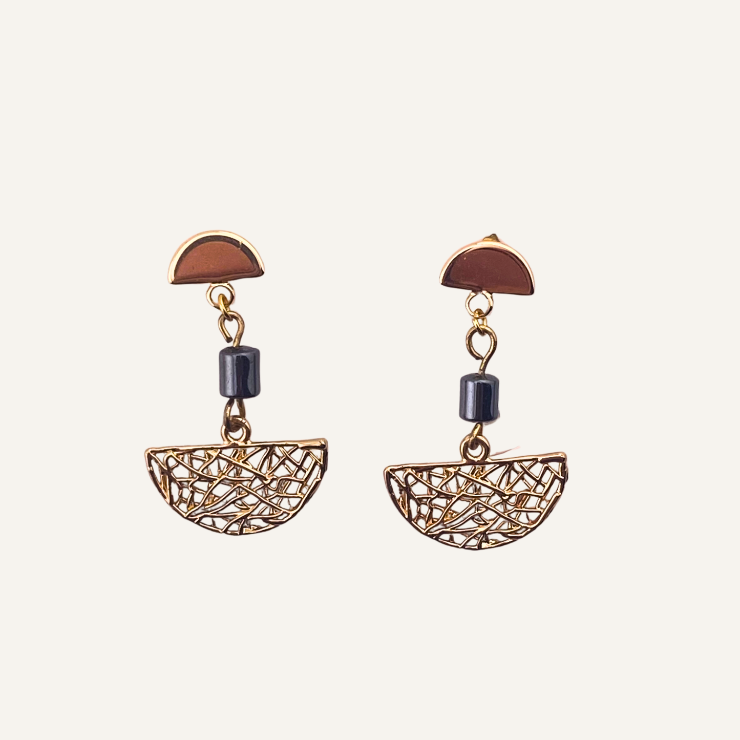 Chica Gaücha - Boucles d'oreilles NOCTURNA - perles d'hématite et demi-lune ajourée