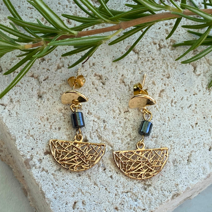 Chica Gaücha - Boucles d'oreilles NOCTURNA - perles d'hématite et demi-lune ajourée