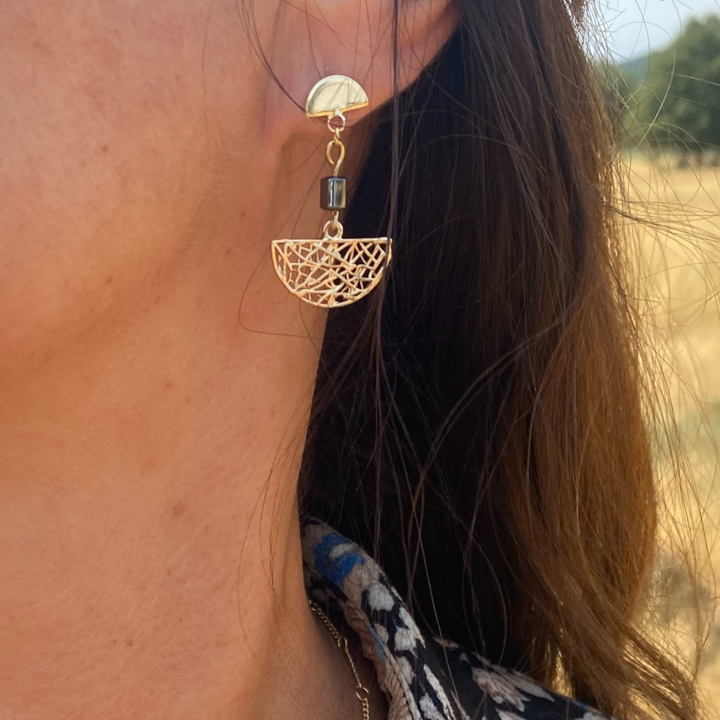 Chica Gaücha - Boucles d'oreilles NOCTURNA - perles d'hématite et demi-lune ajourée