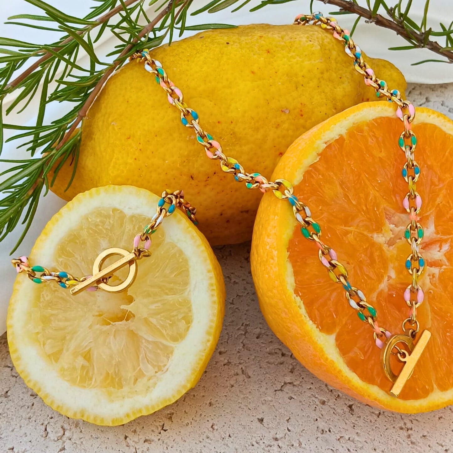 Chica gaÜcha- Collier DALIA - acier inoxydable doré, maillons émaillés multicolores & fermoir toggle