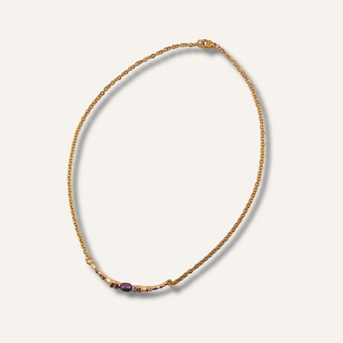 Chica Gaücha - Collier FRAGMENT - assemblage minimaliste de perles géométriques dorées, perle baroque au reflets prune & acier inoxydable doré