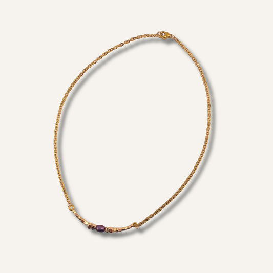 Chica Gaücha - Collier FRAGMENT - assemblage minimaliste de perles géométriques dorées, perle baroque au reflets prune & acier inoxydable doré