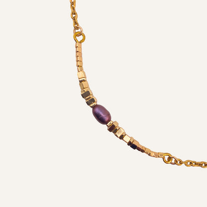 Chica Gaücha - Collier FRAGMENT - assemblage minimaliste de perles géométriques dorées, perle baroque au reflets prune & acier inoxydable doré