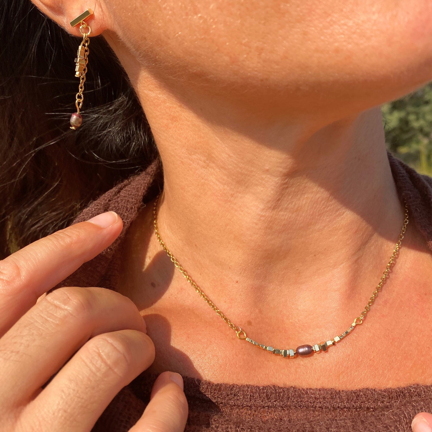 Chica Gaücha - Collier FRAGMENT - assemblage minimaliste de perles géométriques dorées, perle baroque au reflets prune & acier inoxydable doré