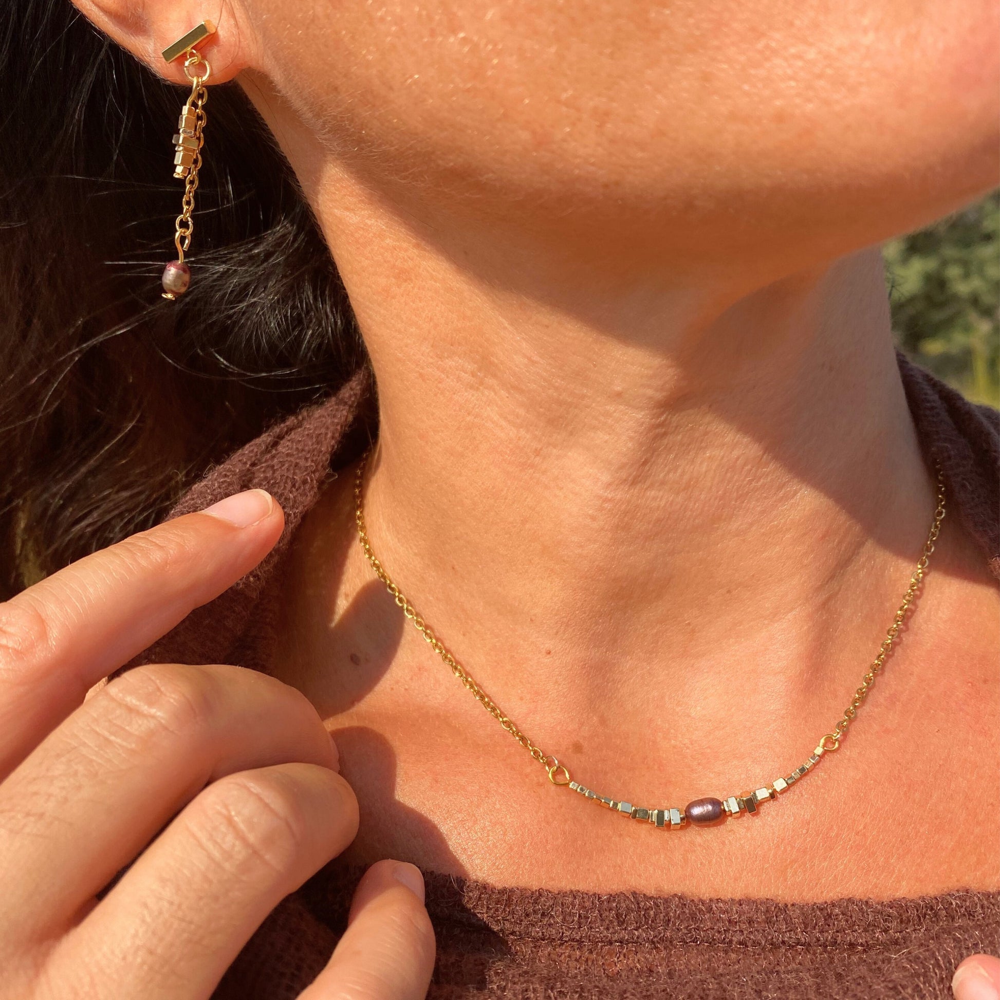 Chica Gaücha - Collier FRAGMENT - assemblage minimaliste de perles géométriques dorées, perle baroque au reflets prune & acier inoxydable doré