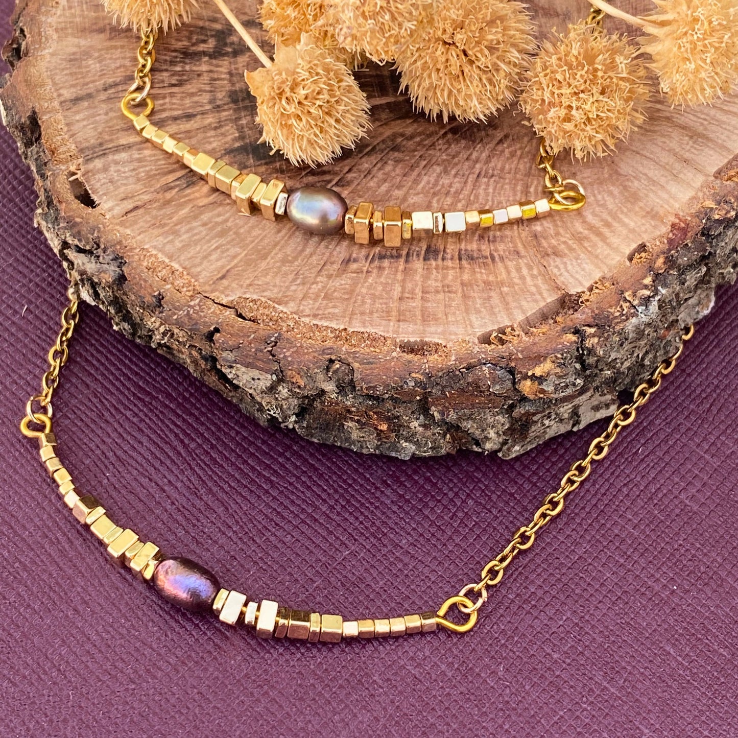 Chica Gaücha - Collier FRAGMENT - assemblage minimaliste de perles géométriques dorées, perle baroque au reflets prune & acier inoxydable doré